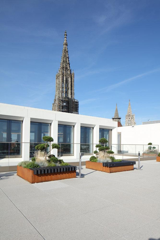 Terrasse en béton moderne avec mobilier extérieur