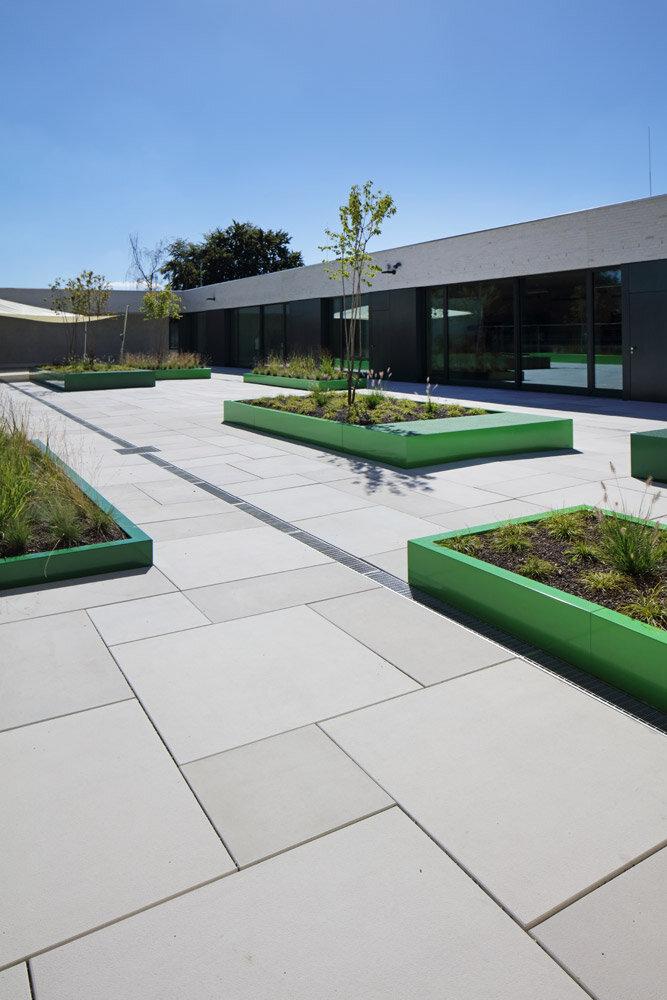 Cours d'école avec jardin pédagogique et potager