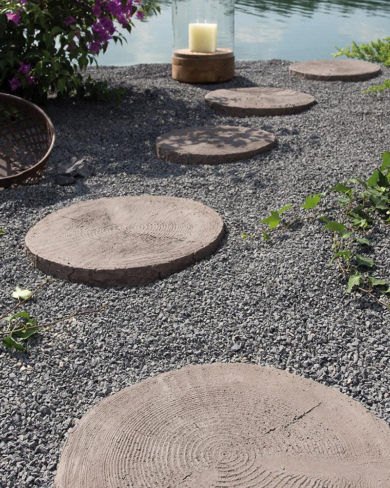 Pas japonais rondin en bois d'allure naturelle pour un chemin de jardin